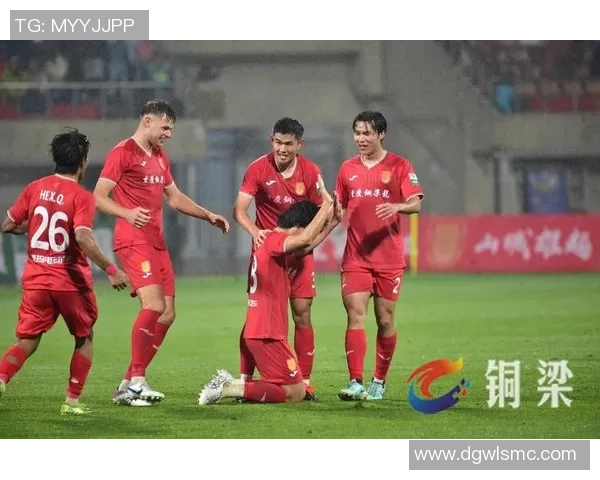 重庆足球队在全国锦标赛中的团队协作表现分析与点评